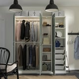 En moderne garderobe, PAX, organiseret tøj og tilbehør. Ophæng, hylder og skraldespande til effektiv opbevaring.