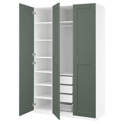 Et grønt ikea PAX garderobeskab med åbne låger, der fremhæver de justerbare hylder og skuffer.