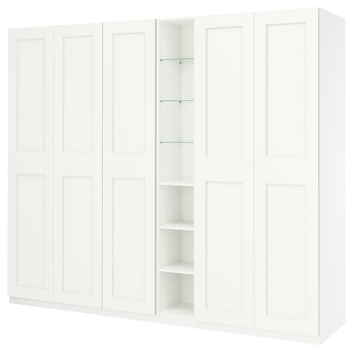 Et hvidt PAX garderobeskab med lukkede og åbne sektioner, med et slankt, minimalistisk design.