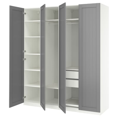 Et åbent gråt ikea PAX garderobeskab med flere hylder og rum. Den har et slankt, rektangulært design og en moderne, minimalistisk æstetik.