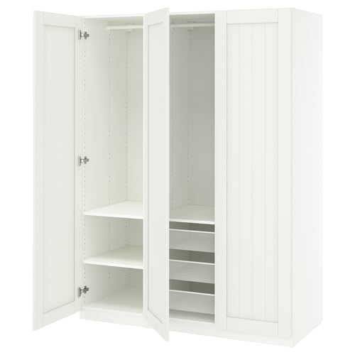 Et åbent hvidt ikea PAX garderobeskab. Det er justerbare hylder, netkurv og soft-close hængsler.