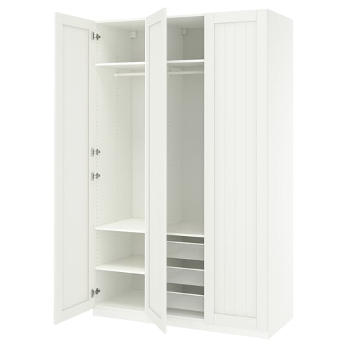 Viser et hvidt ikea PAX garderobeskab med dobbeltdøre åbne, hvilket afslører flere hylder og en netkurv indeni.