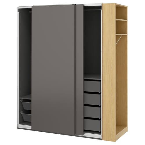 Et IKEA PAX garderobeskab med grå skydelåger og en lys træside. Den har hylder og skuffer til opbevaring, hvilket giver et slankt og organiseret design.