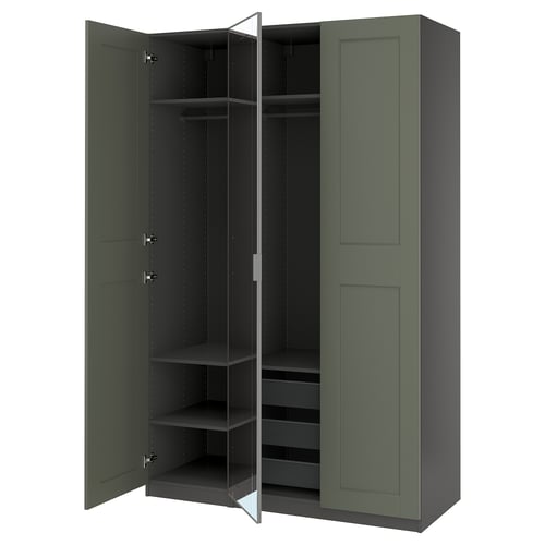 Dette billede viser et mørkegrønt ikea PAX garderobeskab med åbne låger, med hylder og en bøjlestang indeni.