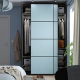 Moderne lyseblå skydegarderobe med tøj og opbevaring.