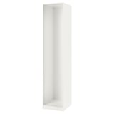 Et ikea PAX garderobeskab i hvid. Det er et minimalistisk design med justerbare fødder og et hult interiør til organisering af tøj.