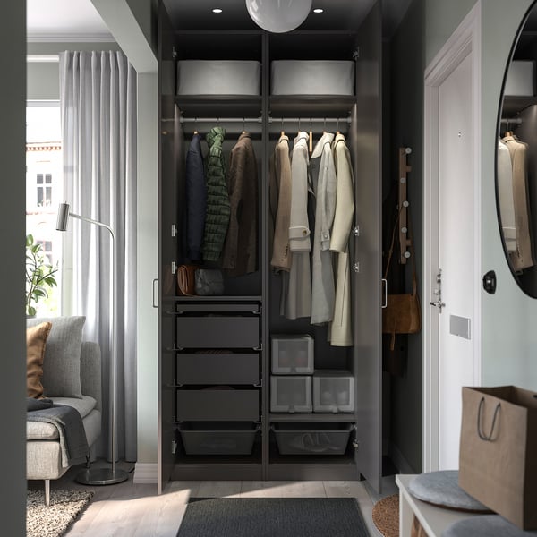 Moderne garderobe, PAX, sort, træ, rektangulært, minimalistisk design. Hænger frakker, opbevarer ting, passer pænt til soveværelset.