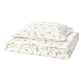 Hvidt PILDVÄRGMAL sengesæt med små blomsterprint, blød bomuld-viskoseblanding, seersucker-tekstur, rektangulær form og delikat design.