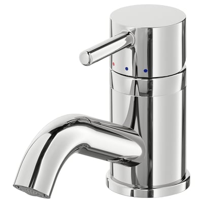 Dette billede er et forkromet PILKÅN armatur, fremstillet af messing, med et slankt, moderne design og et håndtag på toppen.