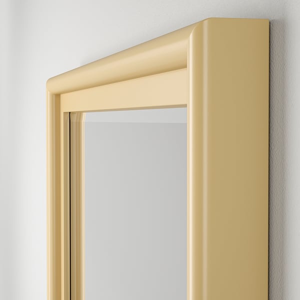 Nærbillede af skrå kantspejl i robust fyrretræsramme, der viser håndværk og elegant design.