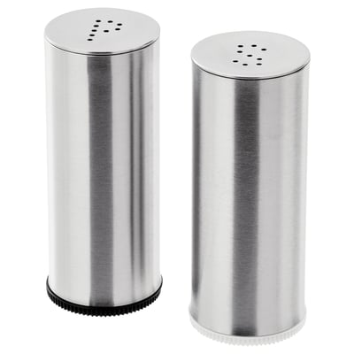 To salt- og peberbøsser i rustfrit stål, cylindriske med en ribbet bund til greb, hver toppet med et dusin små huller til dispensering af krydderier.