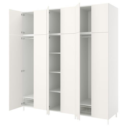 Hvid PLATSA garderobeskab med åbne døre, moderne, minimalistisk design.