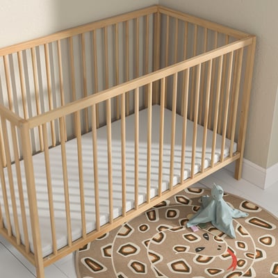 PLUTTIG skum babymadras, lys beige, rektangulær, passer perfekt til hjørneseng, blød og sikker, matchende tæppe og legetøj i nærheden.