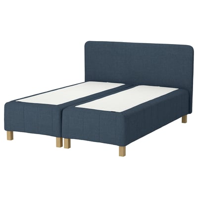 RÅHOLMAR seng i blåt stof med træben; moderne, minimalistisk design.