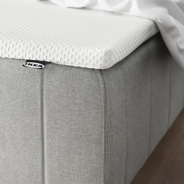 IKEA RÅHOLMAR-madras med memory foam-topper tilføjer komfort, justerer rygsøjlen og fordeler vægten jævnt.