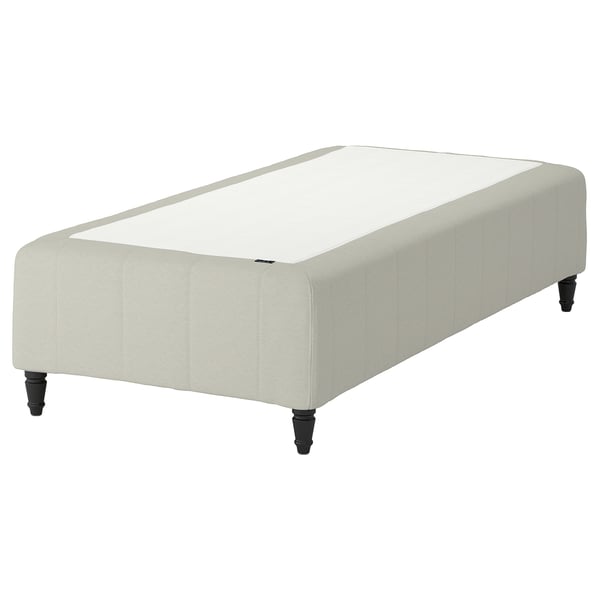 En RÅHOLMAR sengebund i beige med træben. Det har en rektangulær form og polstrede sider for komfort.