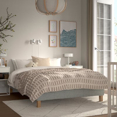 Moderne børneværelse med RENFJÄLLET seng, pocketmadras, abstrakt sengegavl og vindue.