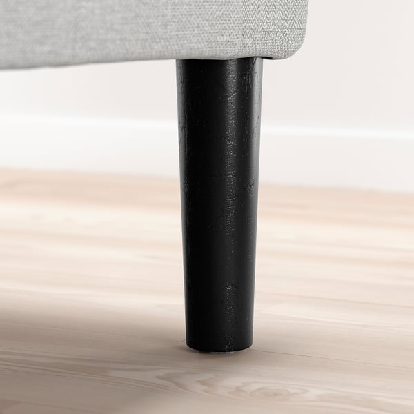 Nærbillede af moderne sengeben, en del af RENFJÄLLET-madrasssystemet , der viser et elegant design og stabilitet.
