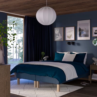 Moderne blåt soveværelse med RENFJÄLLET-seng , pendellampe, kunst, plante og natbordslampe.
