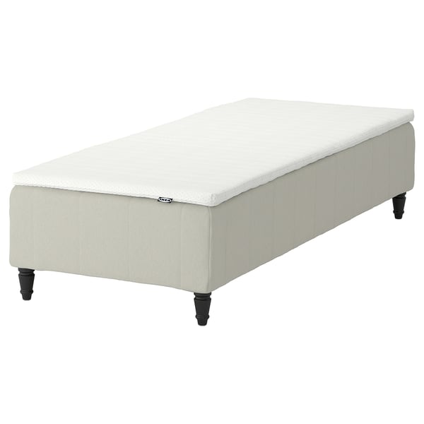 En IKEA RENFJÄLLET hvid madras med mørke træben med pocketfjederdesign til bevægelsesisolering.