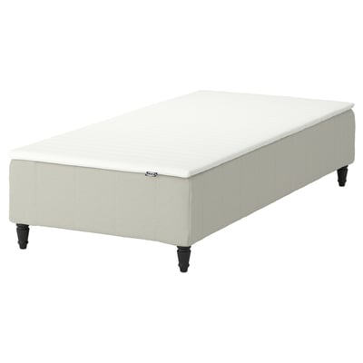Hvid IKEA madras med sorte ben, rektangulær form.