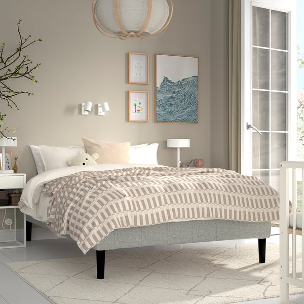 Zen soveværelse: renfjjället seng, neutral beige, stof, rektangulær, giver hyggelig komfort, matcher hvid indretning, førsteklasses beliggenhed.