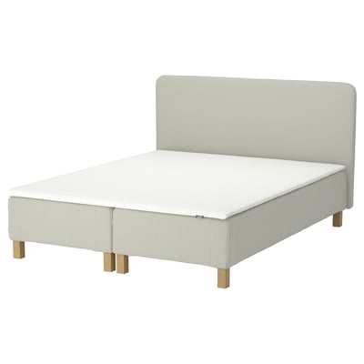 En råhvid RENFJÄLLET seng med polstret hovedgærde og træben. Den har et moderne, minimalistisk design.