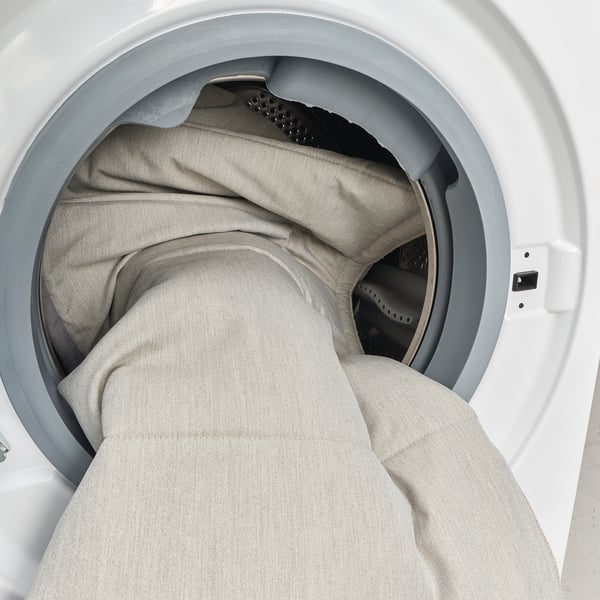 En hvid seng med pocket-fjeder-system. Det er behageligt og forhindrer bevægelsesoverførsel.