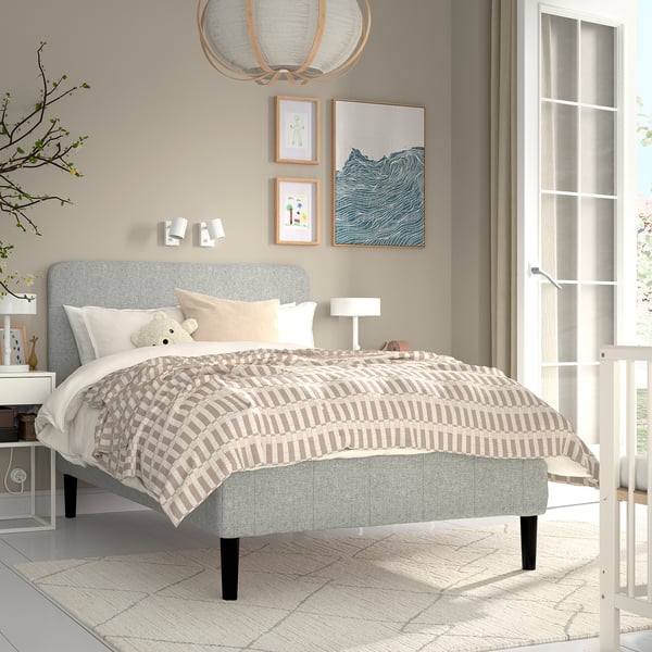 Moderne soveværelse med RENFJÄLLET seng, neutralt sengetøj, minimalistisk indretning og naturligt lys.