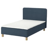 En blå IKEA RENFJÄLLET seng med en hvid madras, med pocketfjedre for komfort og en sengegavl.