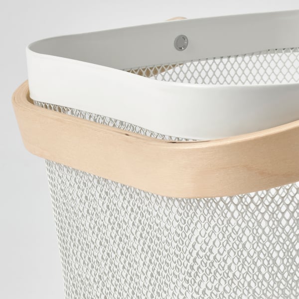 Detalje af stilfuld opbevaringskurv med ventilationshuller, lyst træhåndtag.