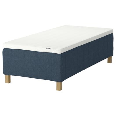 En RISHÖJDEN seng i blå med en hvid madras, der giver støtte med pocketfjedre og et moderne design.