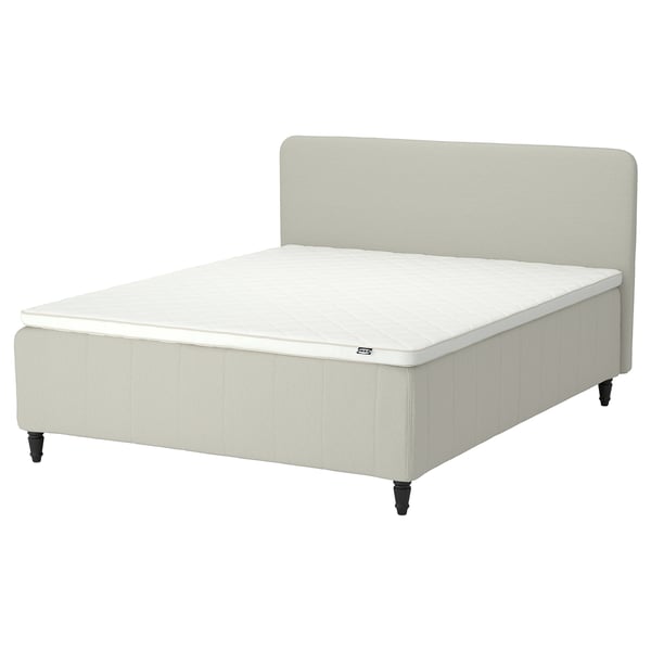 Moderne beige seng med polstring, rektangulært sengegærde, 4 træben, miljøvenlig madras, rene linjer.