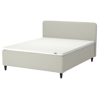 Moderne beige seng med polstring, rektangulært sengegærde, 4 træben, miljøvenlig madras, rene linjer.