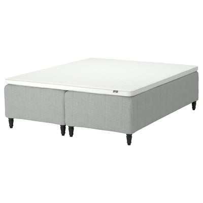 Dette billede viser en IKEA RISHÖJDEN-seng i hvid og lysegrå med en polstret sengegærde, fodgærde og en hvid madras.