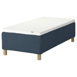 En RISHÖJDEN seng i blå med en hvid madras, der giver støtte med pocketfjedre og et moderne design.