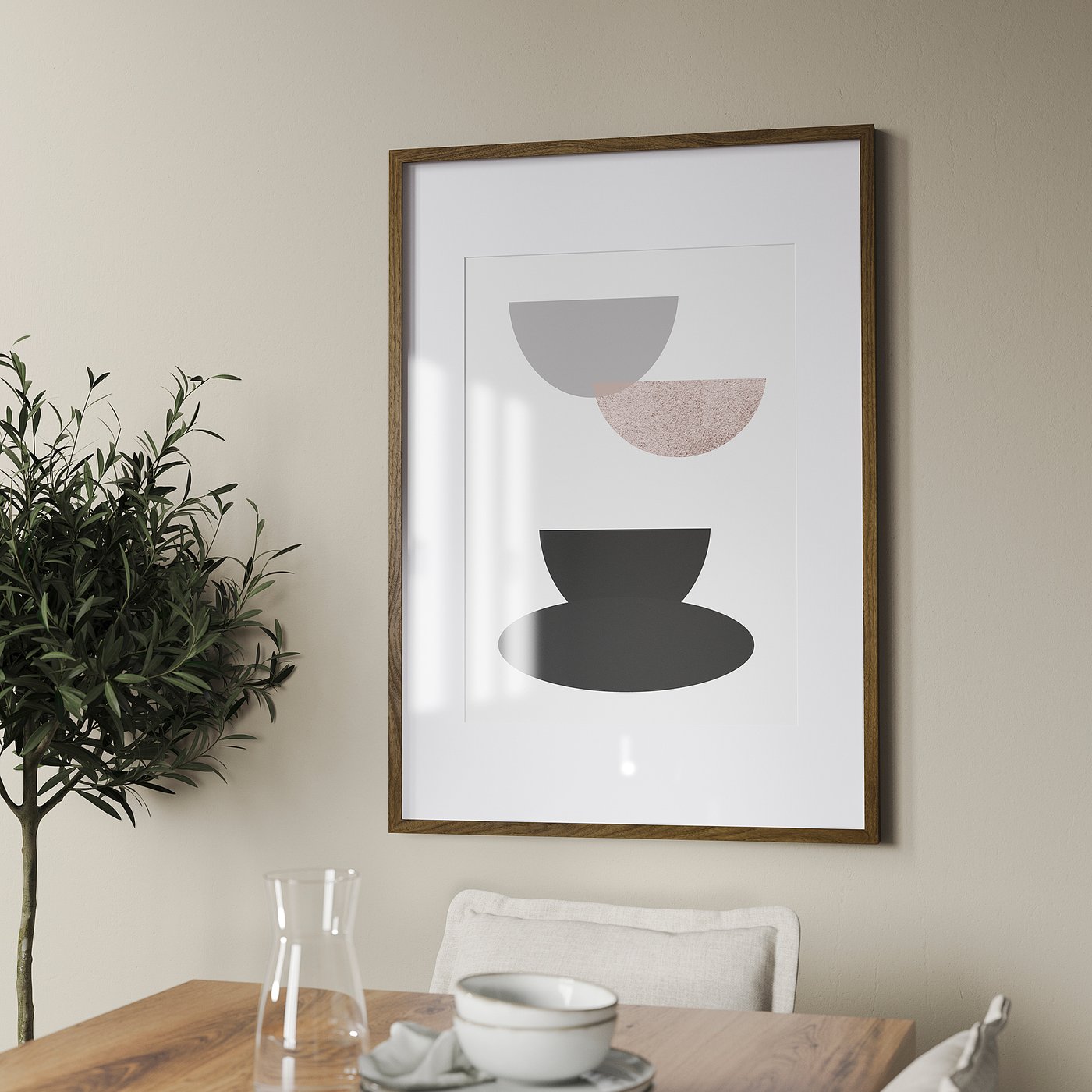Indrammet abstrakt kunst hænger på en væg over et træbord med en plante og en kop. Rammen kan hænge lodret eller vandret.