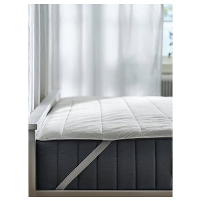 Hvid ROSENVIAL madrasbeskytter med quiltet design, elastiske stropper, blød og kølende overflade, 100% polyester bagside, nylon top, genbrugsmaterialer.