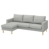 En grå SALTSJÖBADEN hjørnesofa med chaiselong. Den er lavet af genbrugt polyester med et moderne, minimalistisk design og træben.