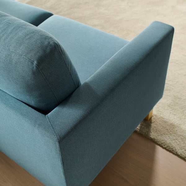 Blå moderne sofa med rene linjer og hyggelige puder. Højkvalitets polstring og støttende pocketfjedre.