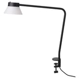 En sort SAMBORD skrivebordslampe med en konisk skærm, der er fastspændt til en skrivebordskant, med justerbar lysretning.
