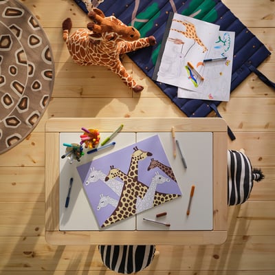 Legeområde med giraftema med tøjdyr, blåt tæppe, farvelægningsark og zebrapude.