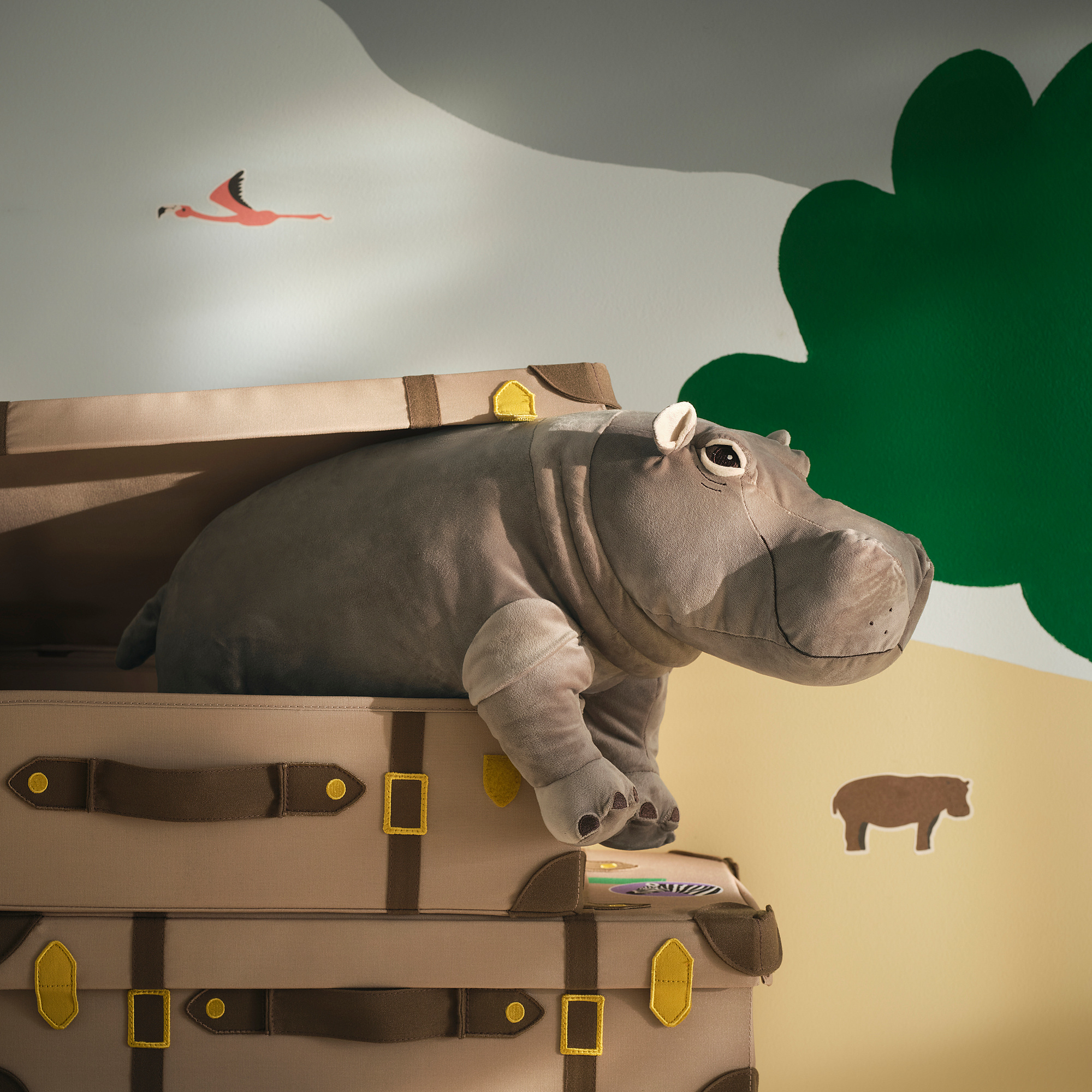 SANDLÖPARE beige kuffert med fyldt grå flodhest, wallstickers. Legende eventyr tema, passer under møbler.