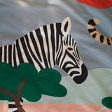 Levende savannedyne: zebra, træ, giraf, bjerge på blød bomuld-viskoseblanding.