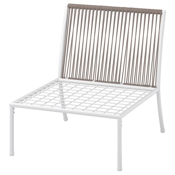 En hvid SEGERÖN udendørsstol med vævet rebryg og sæde, perfekt til altaner eller terrasser.