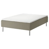 SKÅRER seng i beige med hvid madras, moderne design, polstret bund, ben i rustfrit stål.