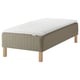 Moderne seng med hvid madras, beige polstret bund, lyse træben.