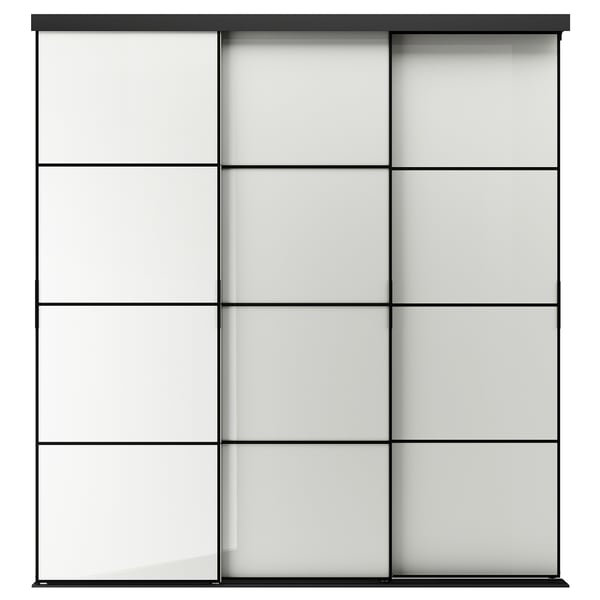 SKYTTA, moderne minimalistisk garderobe med matterede glaspaneler, slank sort aluminiumsramme.