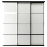SKYTTA, moderne minimalistisk garderobe med matterede glaspaneler, slank sort aluminiumsramme.