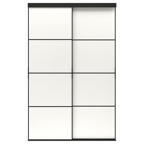 En SKYTTA skydedør i sort med matterede glaspaneler. Det moderne design en anodiseret aluminiumsramme og fyrretræsstøtteskinner.